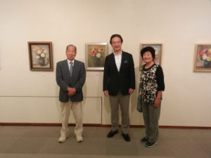 写真：富内英一さん個展「95歳のばら展」 鑑賞