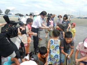 写真：津うなぎ専門店組合主催 うなぎ放流会