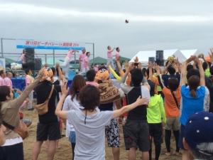 写真：第19回ビーチバレーin御殿場2014開会式 始球式