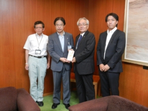 写真：吉村工業株式会社からの寄付贈呈式