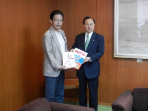 写真：三重テレビ放送株式会社からの寄付贈呈式