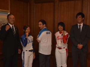 写真：日本女子プロ野球リーグ 選手来訪