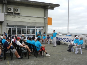 写真：第38回伊勢湾オープンヨットレース大会開会式 挨拶