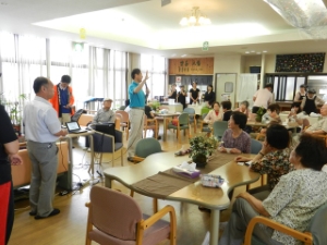 写真：八幡園「八幡サロン」見学