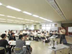 写真：平成26年度採用後2年目職員研修 講話