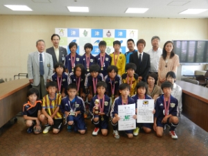 写真：一身田FCスポーツ少年団の皆さんと