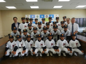 写真：津リトルシニア　全国大会出場選手 来訪