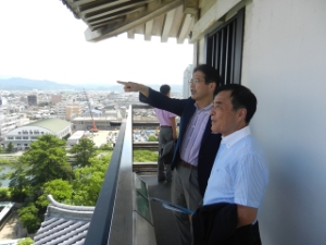 写真：今治城天守閣で菅良二今治市長と
