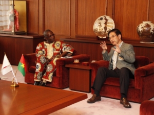 写真：駐日ブルキナファソ大使館　フランソワ・ウビダ大使 来訪