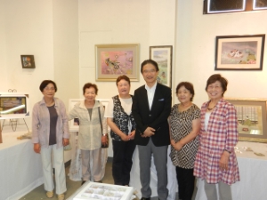 写真：第6回押し花・レカンフラワー作品展 鑑賞