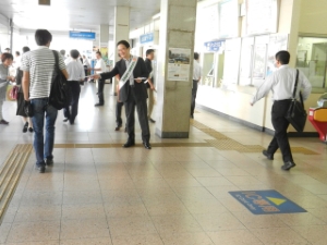 写真：社会を明るくする運動 駅頭広報活動2