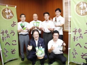 写真：映画「WOOD JOB！（ウッジョブ！）神去なあなあ日常」標章使用商品のPR