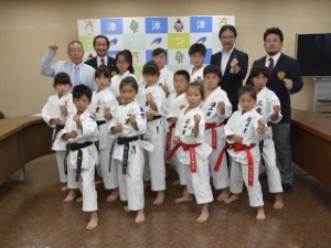 写真：空手道選手権大会出場選手 来訪2