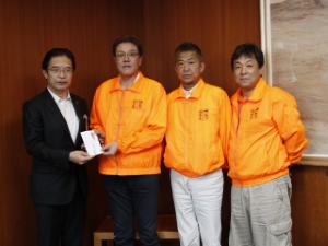 写真：津駅前ストリート倶楽部から緑化基金への寄附贈呈式