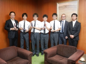 写真：日生学園第二高等学校「全国商い甲子園大会」出場選手 来訪