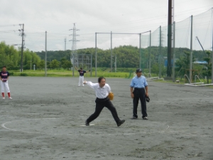 写真：第48回津商工会議所労務対策協議会ソフトボール大会開会式 始球式