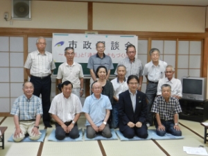 写真:安東地区自治会連合会の皆さんと