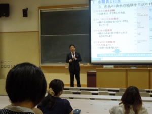 写真:東京大学経済学部 講演