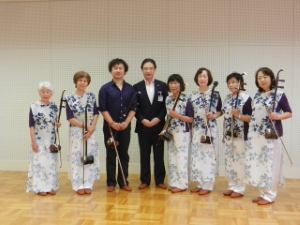 写真：梁天任さん、天天二胡会の皆さんと