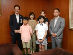 写真：「織り姫」の加藤桃絵さん、「ひこ星」の佐藤駿成さんと