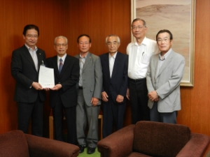 写真：津保護司会役員の皆さんと