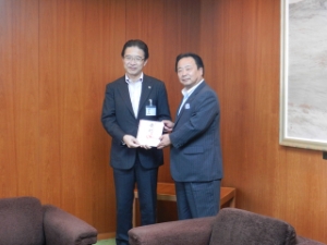 写真：一般財団法人 近畿健康管理センターから緑化基金への寄付贈呈式