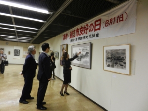 写真:「津市・鎮江市友好交流写真書画展」鑑賞