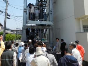 写真：市営白塚団地3号館　津波避難のための外部階段体験会1