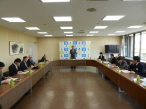写真：津花火大会実行委員会 挨拶、議事進行