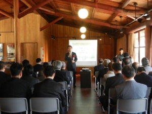 写真：三重大学レーモンドホール　リニューアル記念セレモニー 挨拶