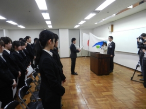 写真:新規採用職員辞令交付