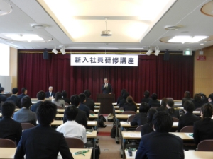 写真:津商工会議所主催 平成26年度新入社員研修講座 挨拶