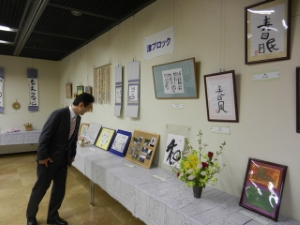 写真:第6回三重県自閉症協会作品展 鑑賞