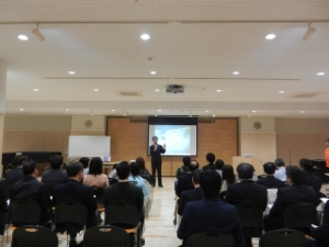 写真：世界を変えるSHIEN学「舘岡康雄講演会」挨拶
