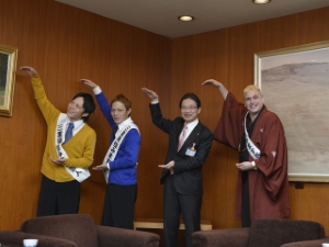 写真：3代目三重県住みます芸人「カツラギ」来訪