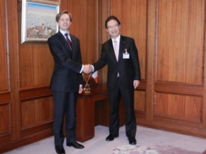 写真：シャルランリ・ブロソー総領事と