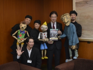写真：人形劇団「むすび座」来訪