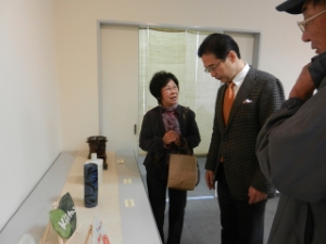 写真：河芸町陶芸サークル作品展 鑑賞