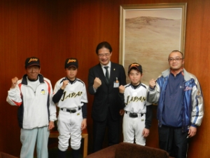 写真：国際親善小学生ソフトボール大会出場選手 来訪