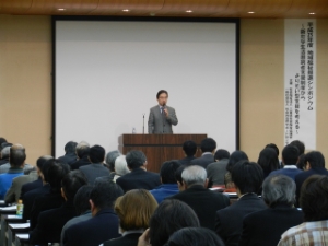 写真：平成25年度地域福祉推進シンポジウム 挨拶