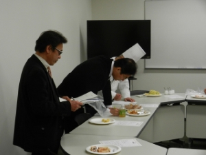 写真：第4回三重県高校生スイーツコンテスト 審査