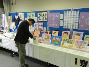 写真：第22回国児学園の子どもたち展 鑑賞