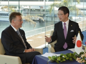 写真：ウルス・ブーヘル駐日スイス特命全権大使との対談1