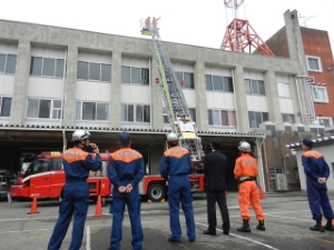 写真:30m級はしご付消防自動車 視察