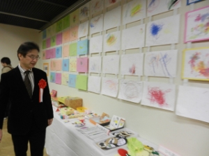 写真：第4回津市の保育園展オープニングセレモニー鑑賞