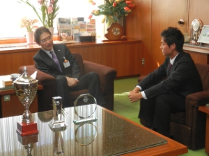 写真：プロテニスプレーヤー西岡良仁選手と1