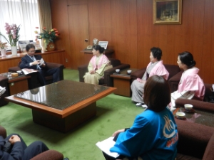 写真：榊原温泉女将の会「糸さくら」の皆さんと