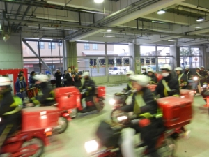 写真：津中央郵便局 平成26年用年賀郵便元旦配達出発式