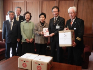 写真：「みな月会」から消防団に対する慰労品贈呈式