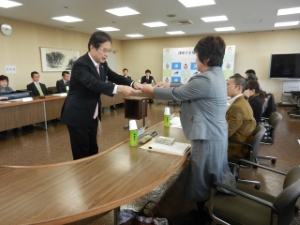 写真：第1回津市子ども・子育て会議 委嘱状及び任命状の交付